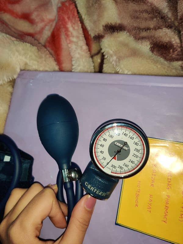 Manual sphygmomanometer ( bp checker) 4