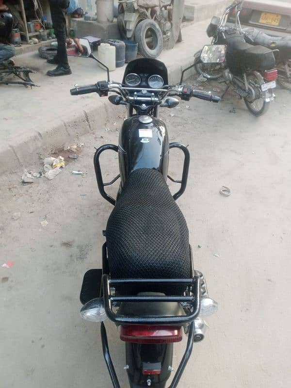 SUZUKI GS 150CC BLACK. 4