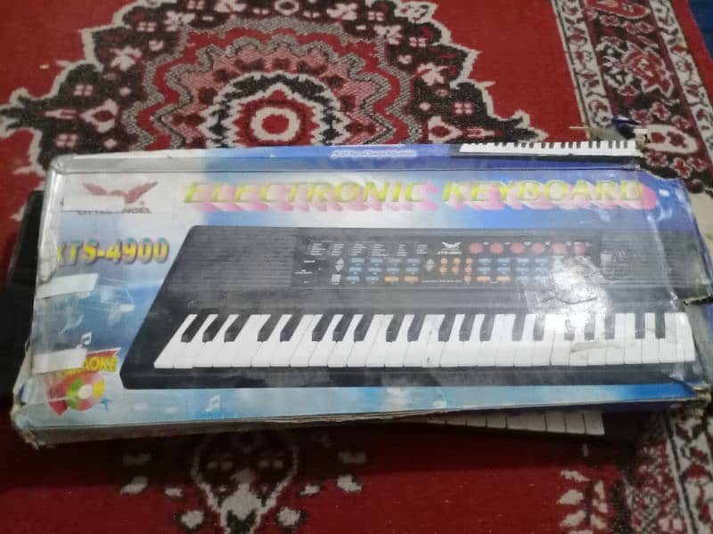 ELECTRONIC KEYBOARD 4