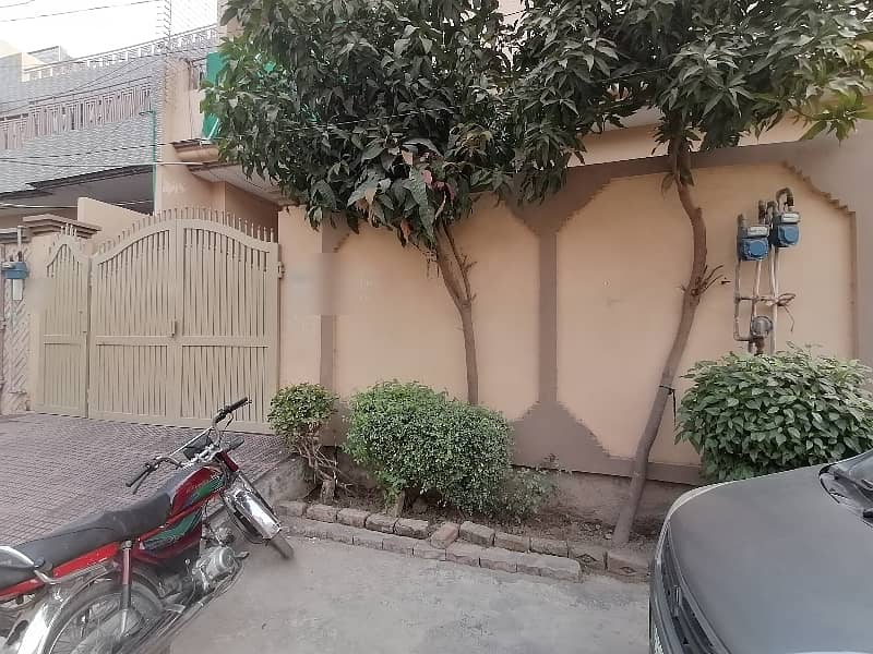 House Sized 10 Marla Available In Marghzar Officers Colony 4