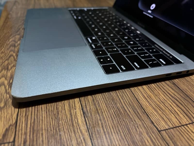 MacBook Pro 2018 core i5 8/256 exchange possible with phone 5