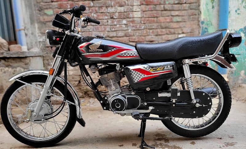 Honda CG125 2024 Model with black colour only 7950 km driven 1