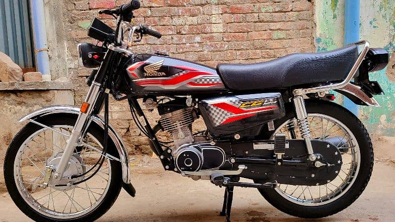 Honda CG125 2024 Model with black colour only 7950 km driven 2