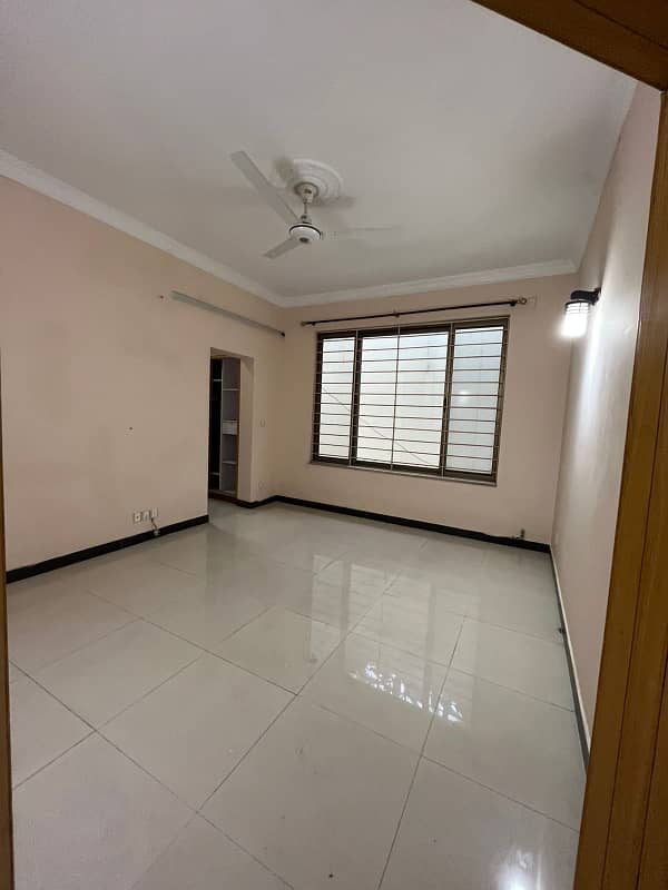 With separate gate 3 bedroom 1 canal lower ground portion for rent demand 130000 8