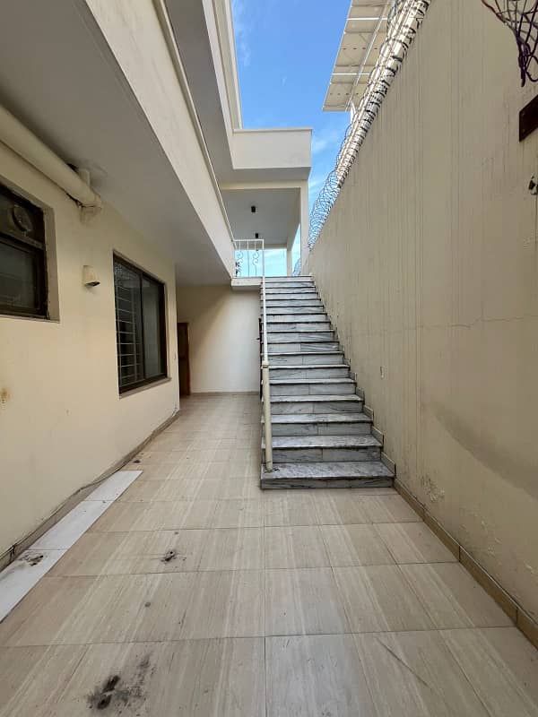 With separate gate 3 bedroom 1 canal lower ground portion for rent demand 130000 9