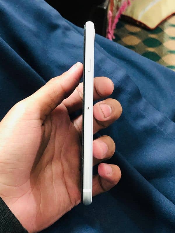 iphone SE 2020 white colour 11