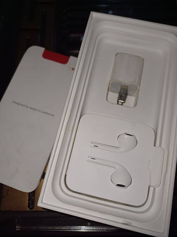 iPhone 11 with box and original heandfree with charger and PTA proved 4