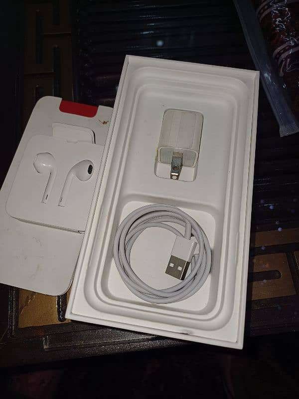 iPhone 11 with box and original heandfree with charger and PTA proved 5