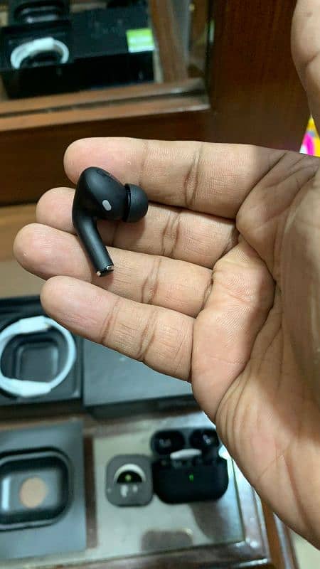 iPhone Airpod Pro in black 3