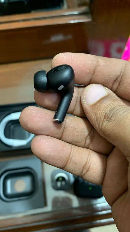 iPhone Airpod Pro in black 6