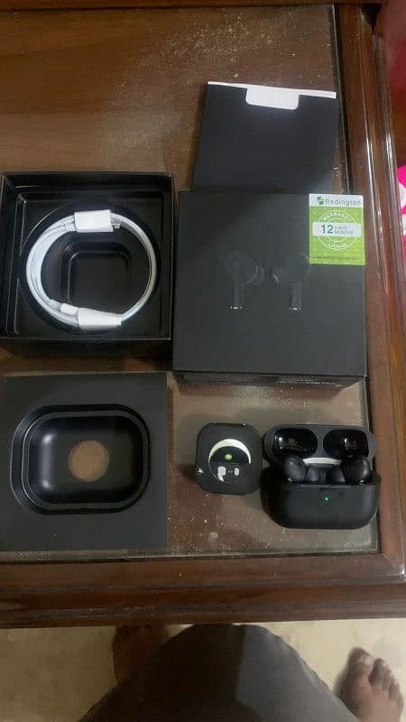 iPhone Airpod Pro in black 7