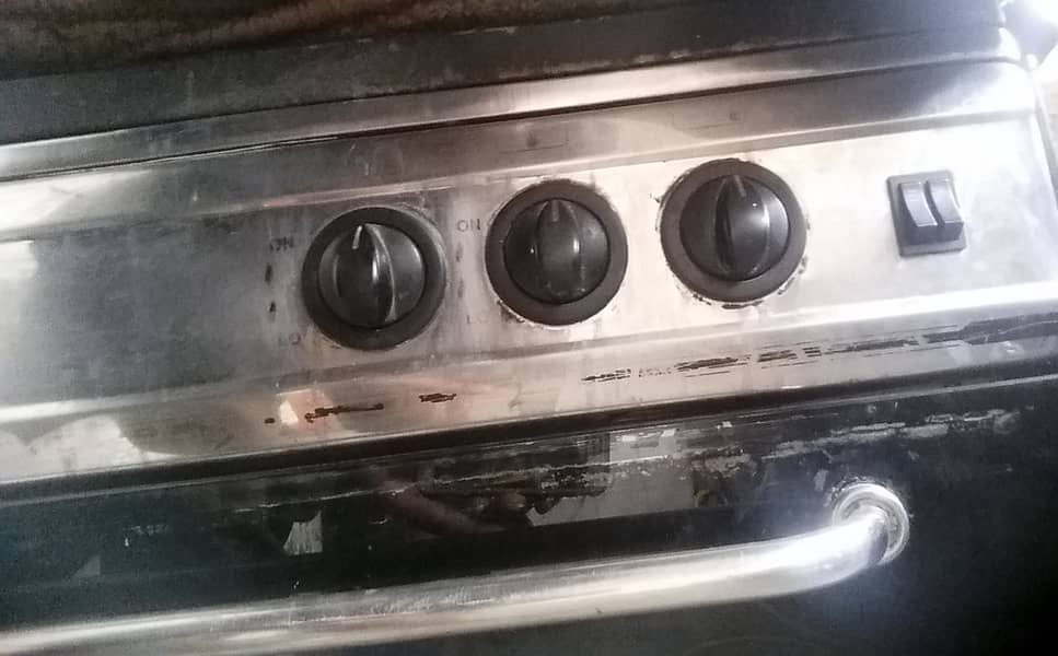 COOKING RANGE FOR SALE IN GOOD CONDITION 1