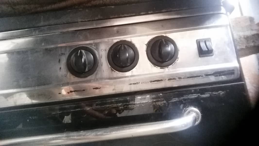 COOKING RANGE FOR SALE IN GOOD CONDITION 4