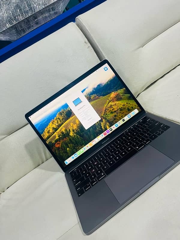 MacBook Pro 2019 - 13.3 inch | i7 & 16 GB Ram 256 GB SSD 5