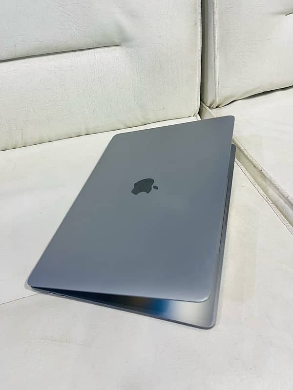 MacBook Pro 2019 - 13.3 inch | i7 & 16 GB Ram 256 GB SSD 6