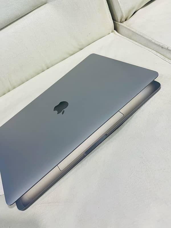 MacBook Pro 2019 - 13.3 inch | i7 & 16 GB Ram 256 GB SSD 7