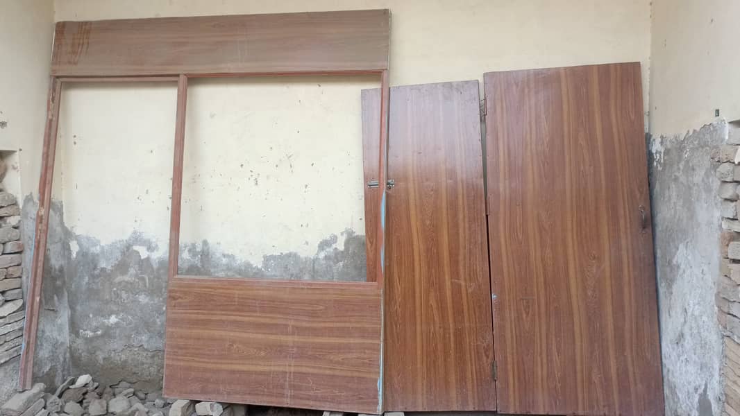 Good condition gate with glass 2