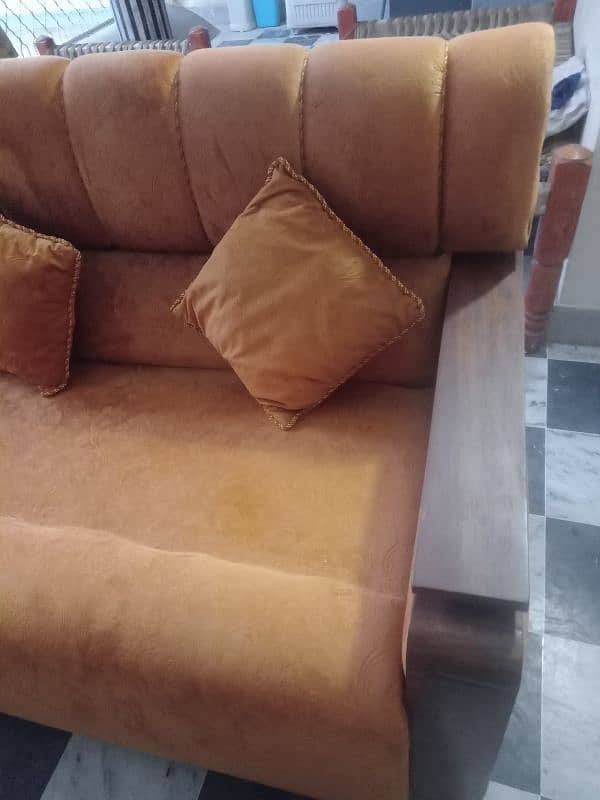 3 seater sofa for sell 4