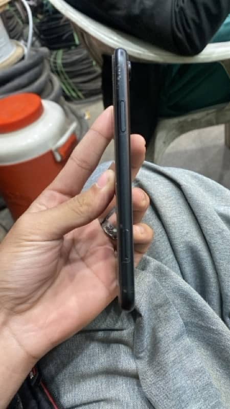 iphone XR factory un lock 64 gb 3