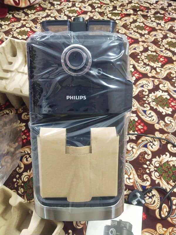 Philips coffee maker with grinder  model hd7762 3