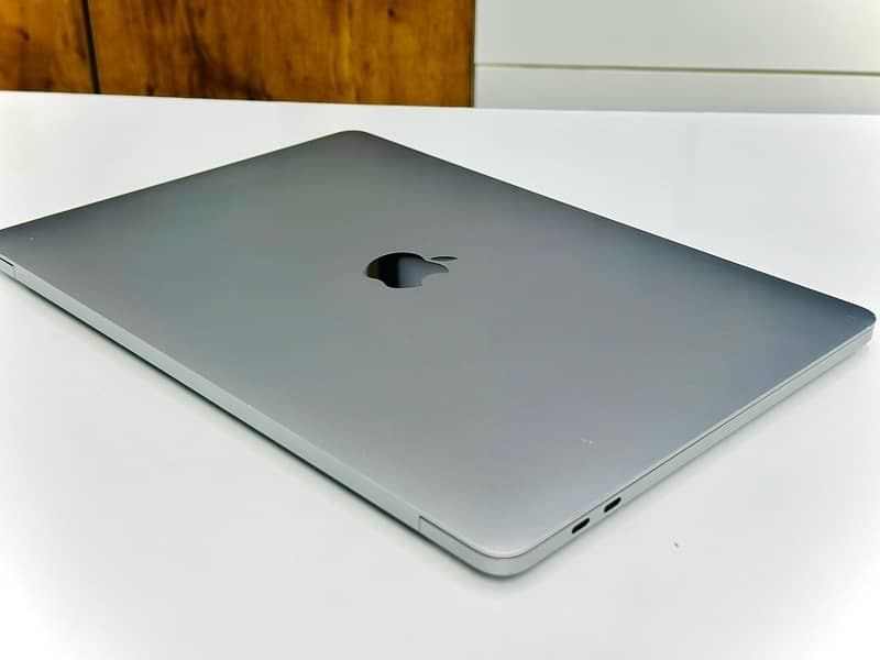 MACBOOK PRO M1 CHIP  !! 8GB RAM !! 256 GB SSD 4