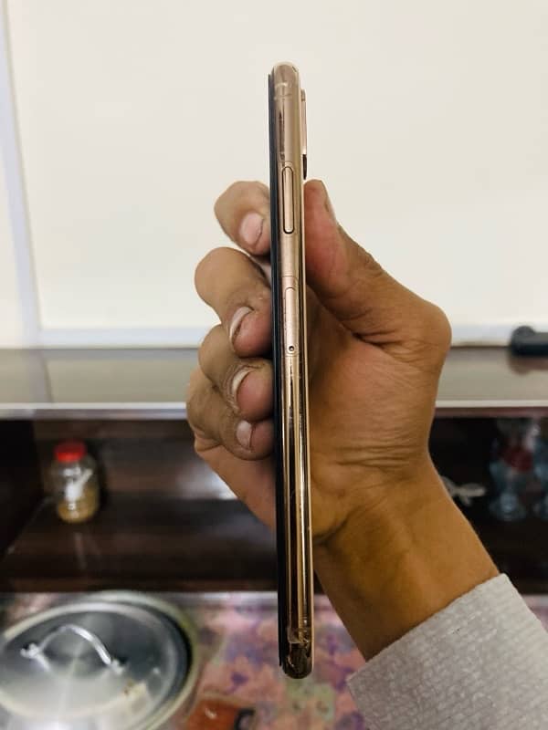 Iphone xs max Golden Colr 64gb 1