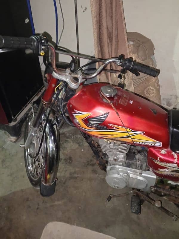 Honda 125 model 2002 Karachi number 1st owner hai 1