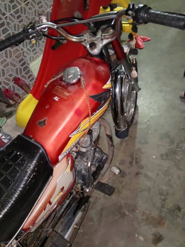 Honda 125 model 2002 Karachi number 1st owner hai 3