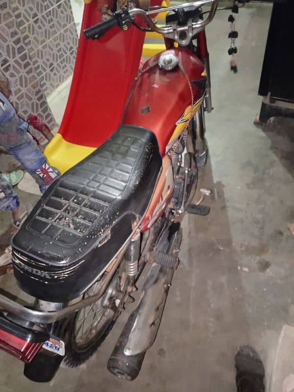 Honda 125 model 2002 Karachi number 1st owner hai 4