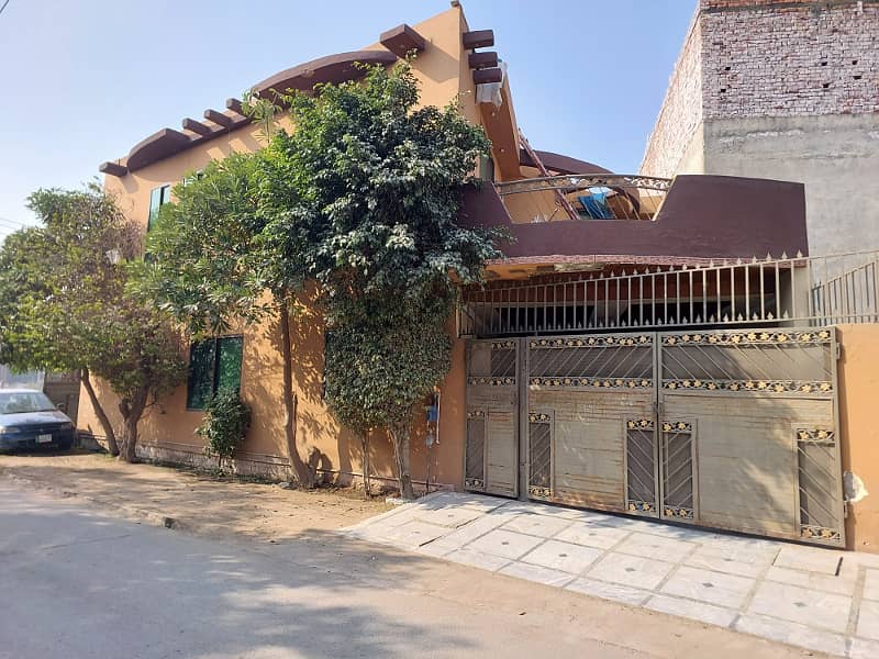 8 Marla Corner Used House Very Good Condation in Johar Town 1