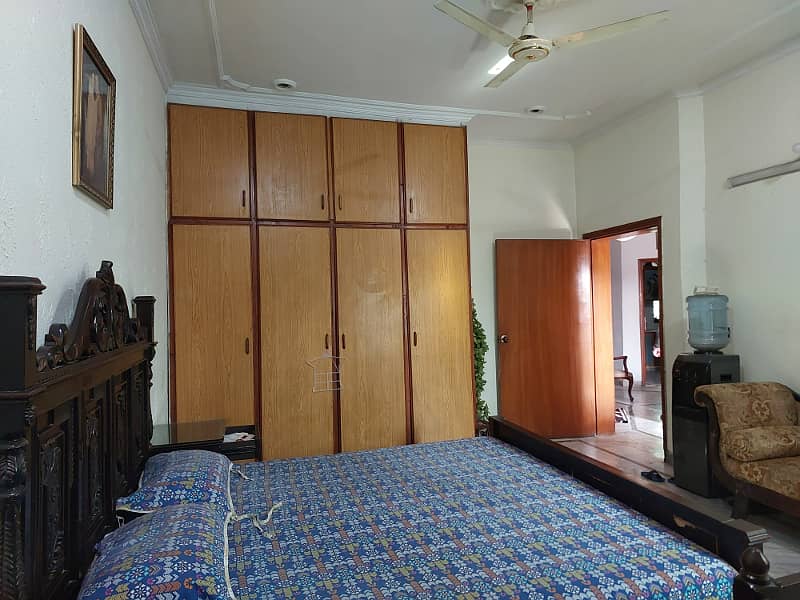 8 Marla Corner Used House Very Good Condation in Johar Town 4