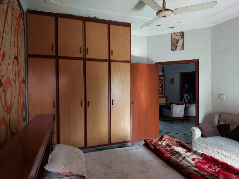 8 Marla Corner Used House Very Good Condation in Johar Town 11