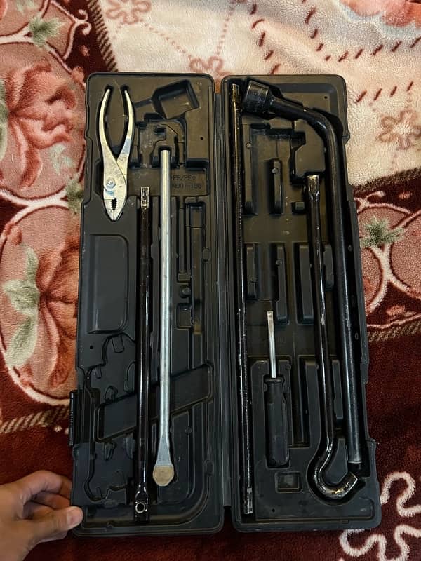 land criuser tool kit . condition good ha 7