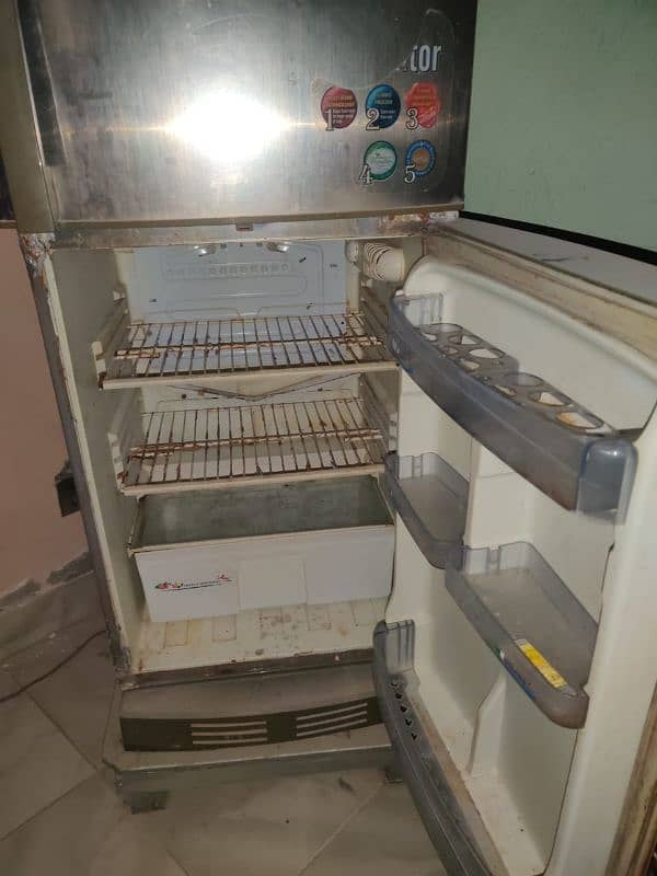 Pel Fridge Urgent sale! 33 Thousand. Contact on w. p 03479686298 4