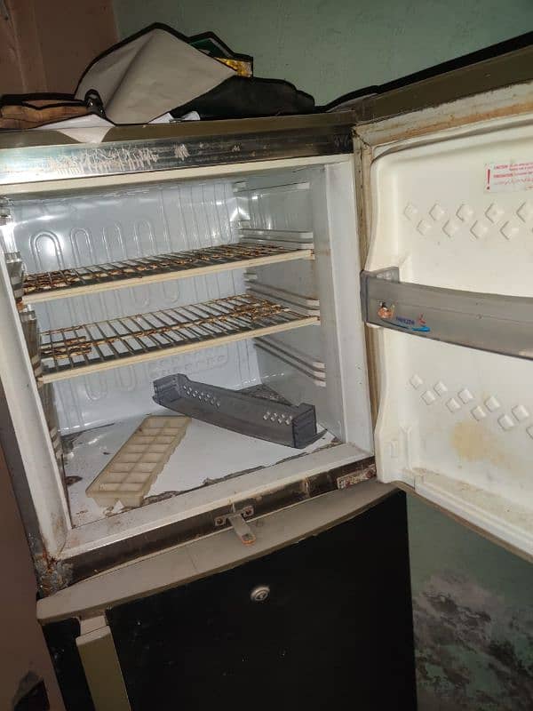 Pel Fridge Urgent sale! 33 Thousand. Contact on w. p 03479686298 5