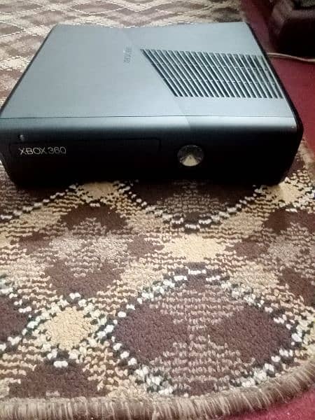 Xbox 360 slim with two controllers 0