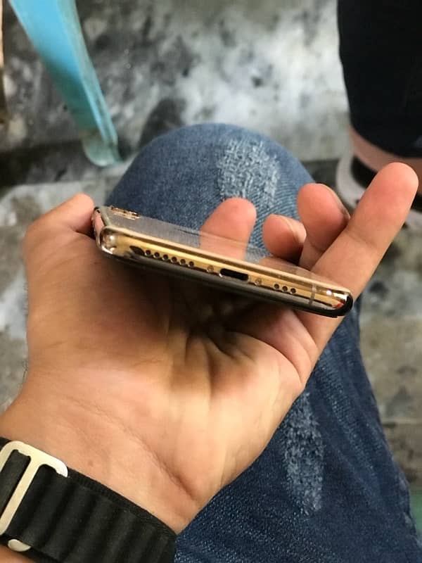 Iphone Xs gold colour urgent sale 4