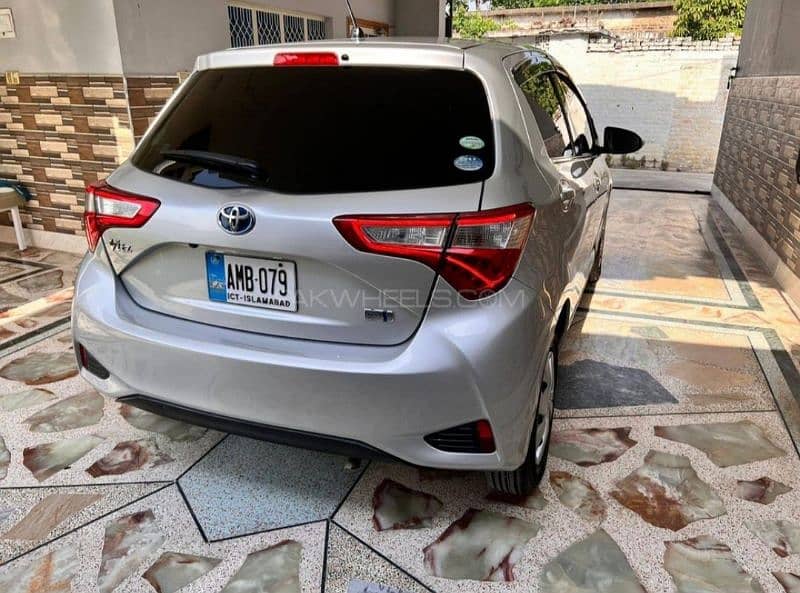 Toyota Vitz Hybrid G 2017 11