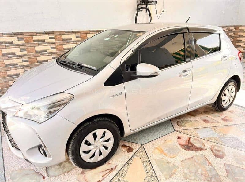 Toyota Vitz Hybrid G 2017 12