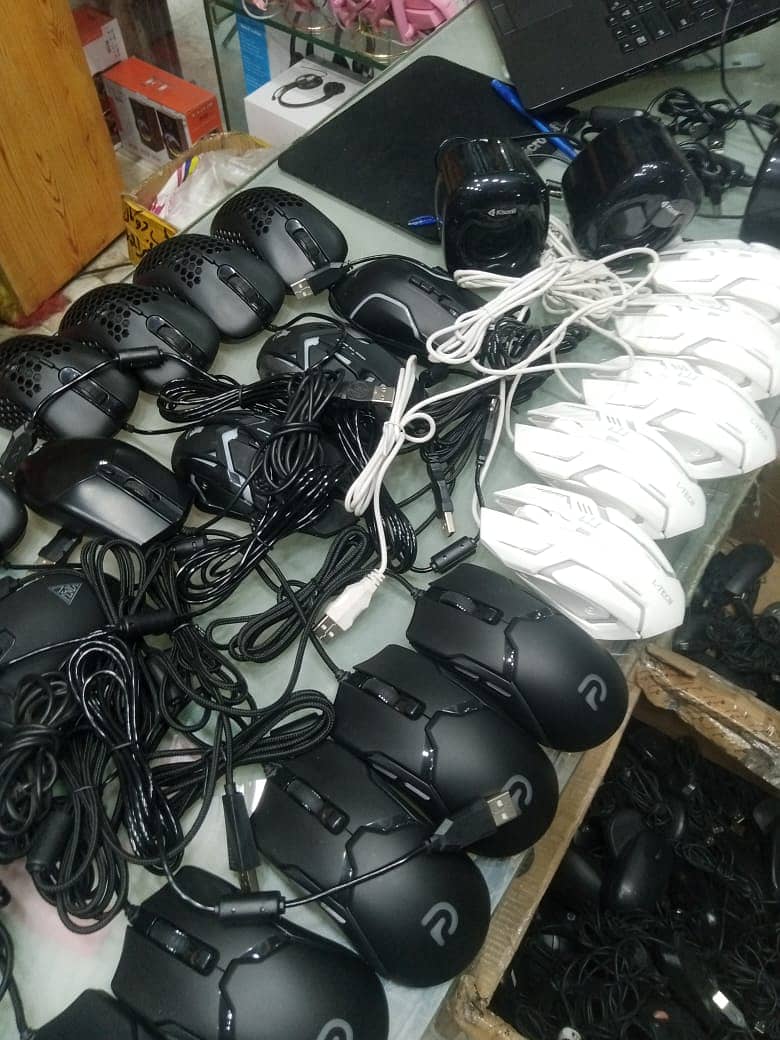 Laat waly behtreen mouse aur keyboards available. Wired mouse, 4