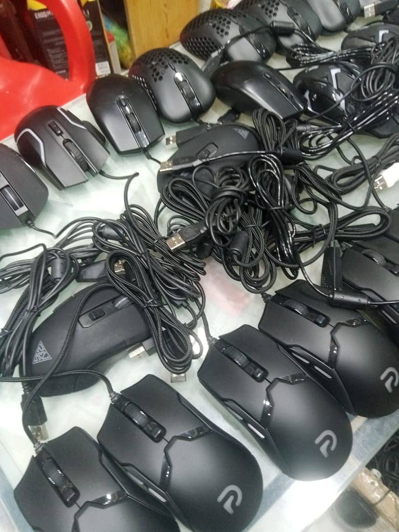 Laat waly behtreen mouse aur keyboards available. Wired mouse, 5