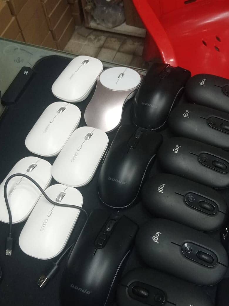 Laat waly behtreen mouse aur keyboards available. Wired mouse, 7