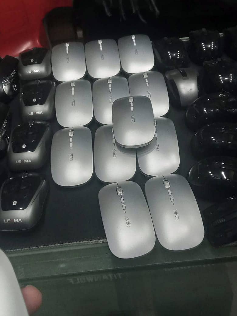 Laat waly behtreen mouse aur keyboards available. Wired mouse, 9