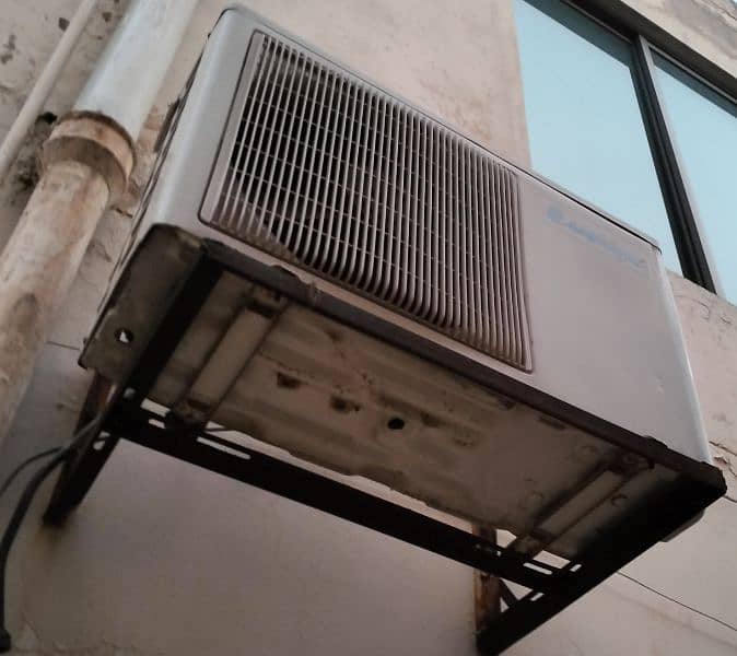 Esquire split Ac 1