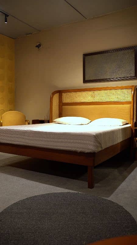 King-size bed  Sidetables  2 chairs  Dressing  380,000. 9