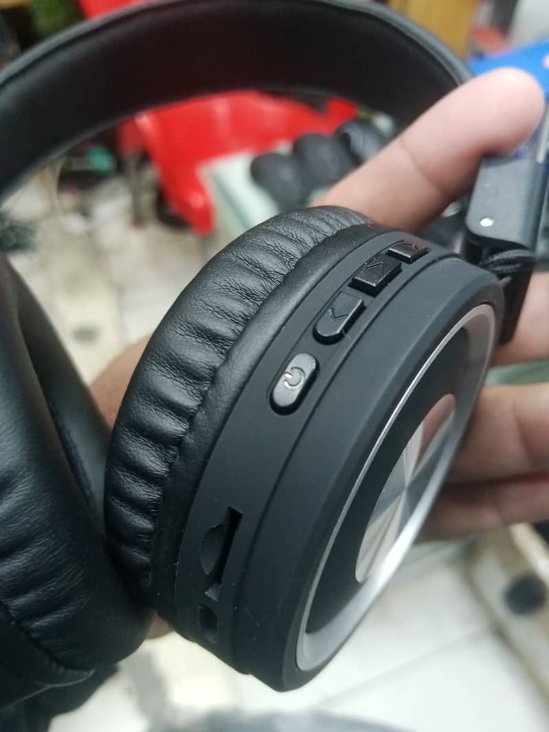 Best quality wired and Bluetooth headphone. Imported from China. 6