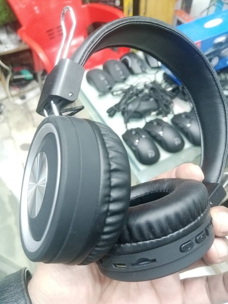 Best quality wired and Bluetooth headphone. Imported from China. 9