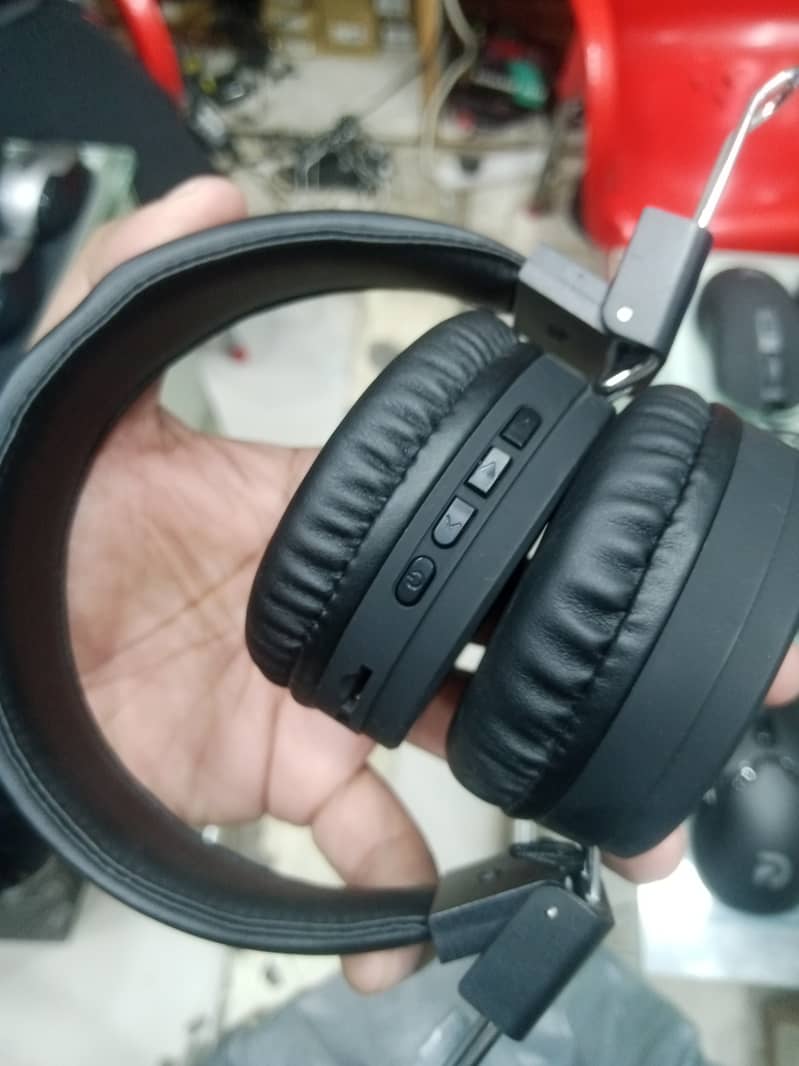 Best quality wired and Bluetooth headphone. Imported from China. 10