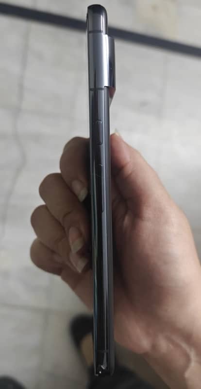 Pixel 8 Pro with Accesories and Box 2