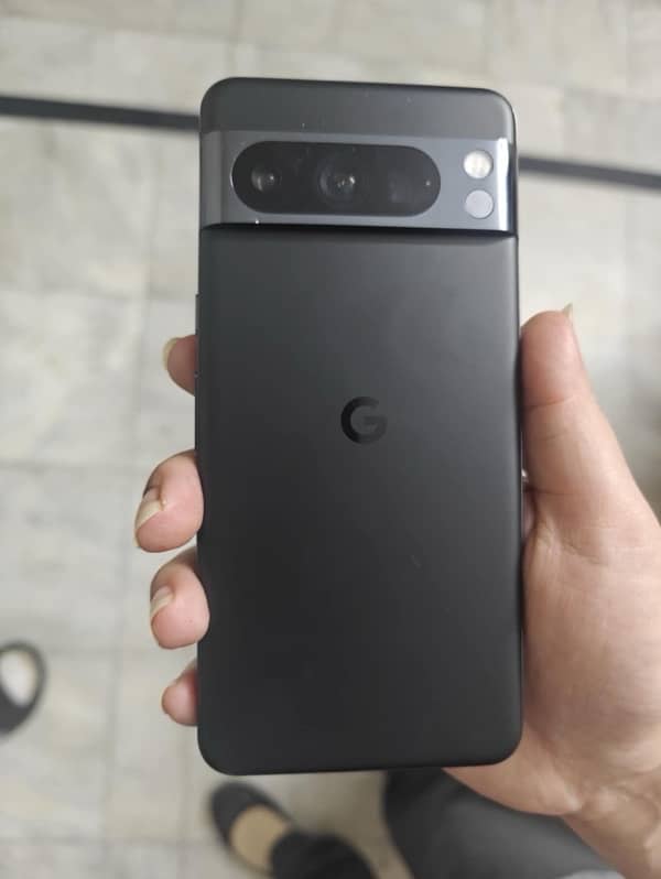 Pixel 8 Pro with Accesories and Box 3